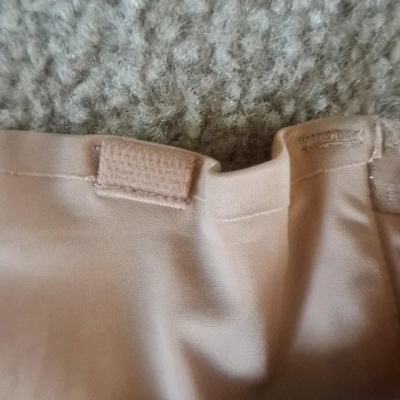 44DDD. SKIMS UNLINED STRAPLESS BRA - Picture 5 of 8